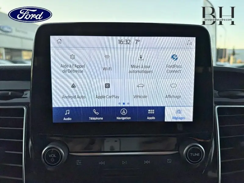 Écran tactile central du Ford Transit Custom 2023 affichant les options connectées, avec commandes audio et navigation.