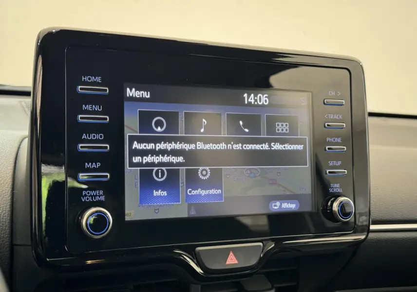 Écran tactile central de la Toyota Yaris hybride 2022 affichant le menu Bluetooth, vue intérieure rapprochée.
