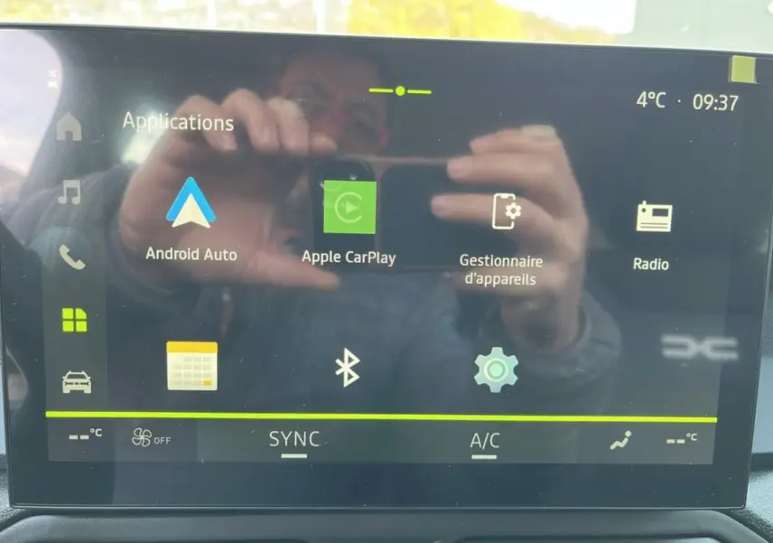 Écran tactile central du Dacia Bigster Hybrid 155 Expression Plus affichant les applications Android Auto et Apple CarPlay.