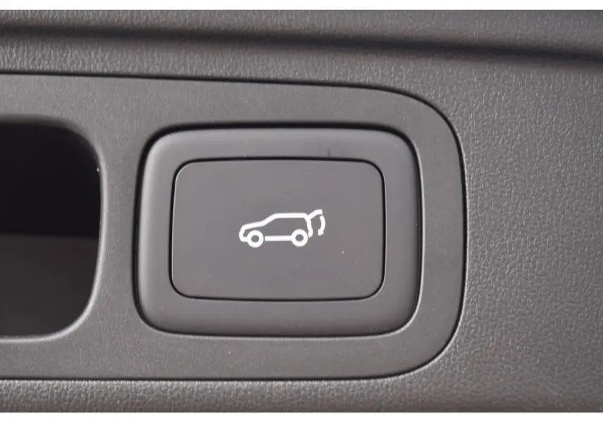 Bouton intérieur noir avec symbole blanc d'ouverture du hayon sur MG Motor EHS hybride.