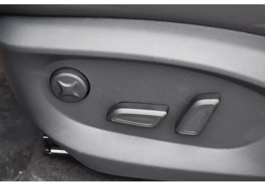Gros plan sur les commandes électriques de réglage du siège conducteur noir du MG MOTOR EHS 1.5 Hybrid+ 224 ch Luxury.