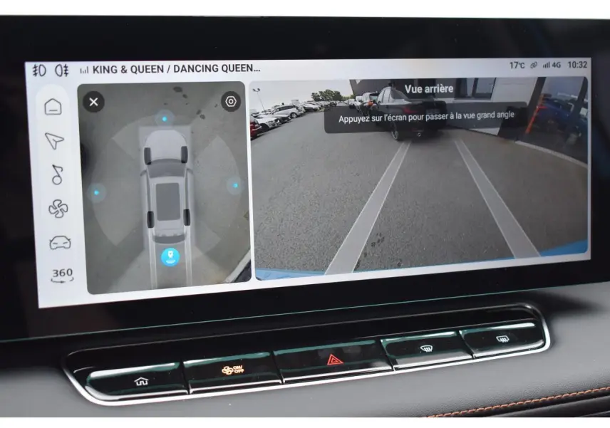 Écran intérieur du MG MOTOR EHS 1.5 Hybrid+ bleu montrant la caméra 360° et la vue arrière du stationnement.