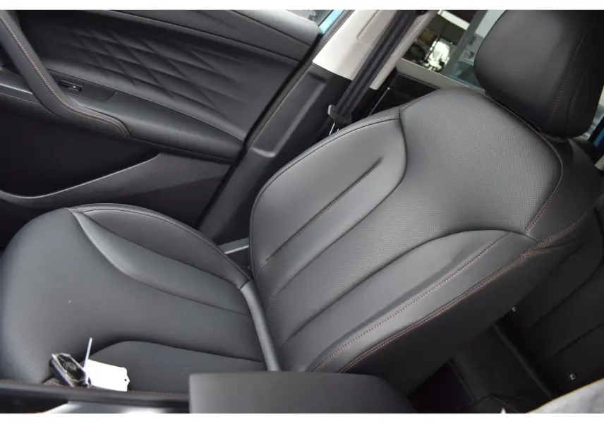 Gros plan sur le siège avant droit en cuir noir avec surpiqûres marron du MG MOTOR EHS 1.5 Hybrid+ 224 ch Luxury.