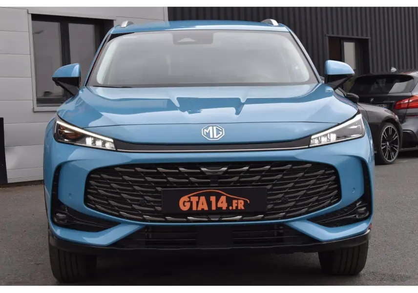Vue frontale d’un MG MOTOR EHS 1.5 Hybrid+ 224 ch Luxury bleu avec calandre large et phares LED fins.