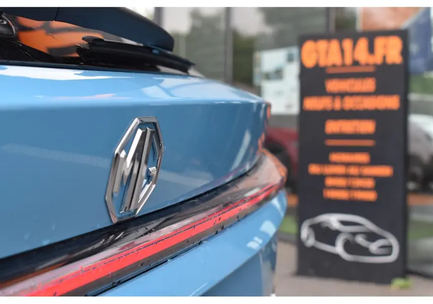 Gros plan sur l'arrière bleu du MG EHS 1.5 Hybrid+ 224 ch Luxury avec logo MG et feu arrière LED fin.