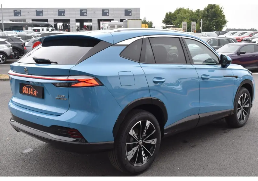 Vue 3/4 arrière droite du SUV MG EHS 1.5 Hybrid+ bleu avec jantes alliage 19 pouces et vitres surteintées.