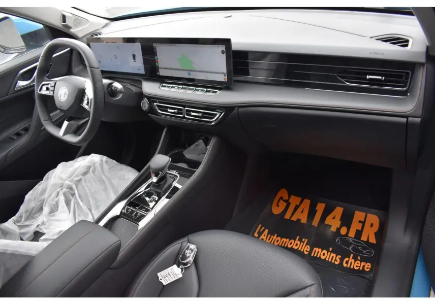 Vue intérieure côté conducteur du MG Motor EHS 1.5 Hybrid+ 224 ch Luxury avec tableau de bord moderne et écran tactile.