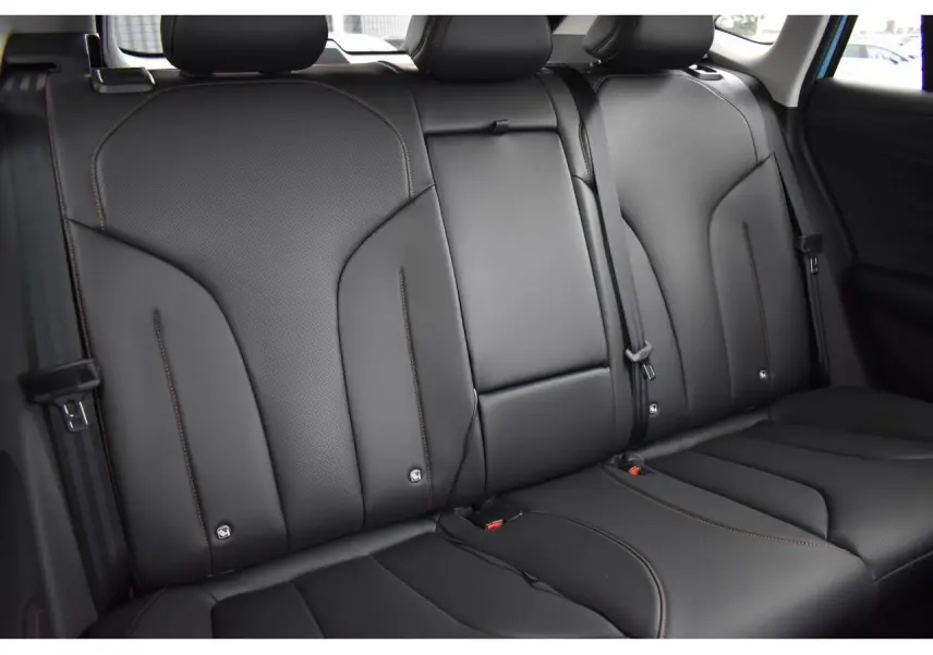 Vue intérieure sur la banquette arrière en cuir noir avec surpiqûres contrastantes du MG MOTOR EHS 2026.