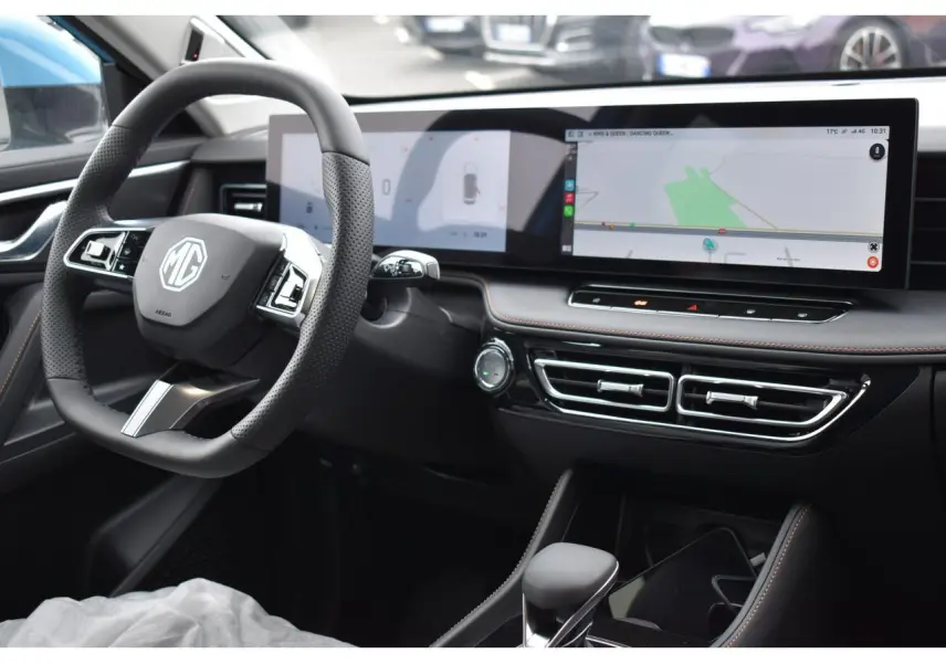 Vue intérieure côté conducteur du MG Motor EHS 1.5 Hybrid+ 224 ch Luxury avec tableau de bord numérique et volant multifonction.