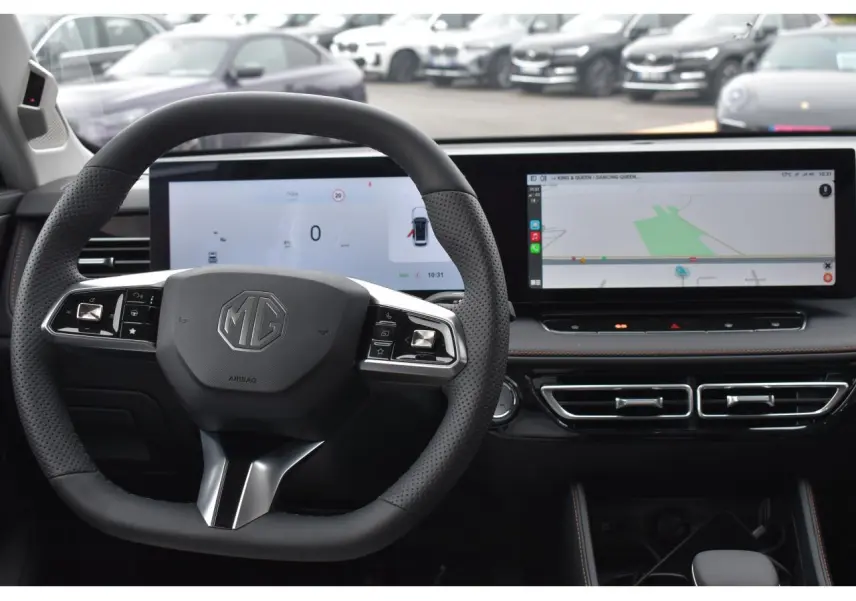 Vue intérieure centrée sur le volant multifonction et les deux écrans numériques du MG Motor EHS 1.5 Hybrid+ 2026.