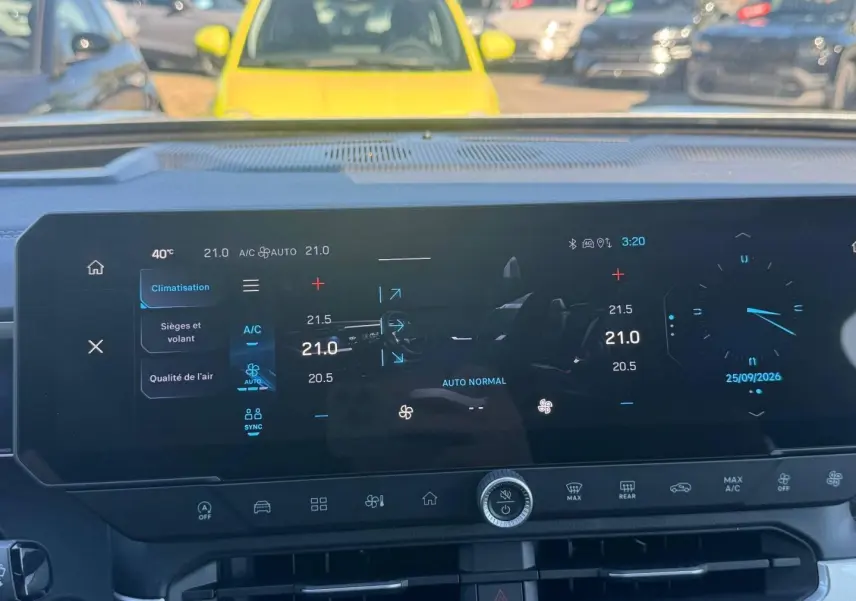 Vue de face du tableau de bord numérique du Jeep Compass 2026 avec écran tactile affichant la climatisation et l'horloge digitale.
