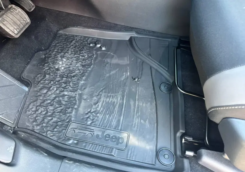Gros plan sur le tapis de sol noir avec logo Jeep, côté conducteur intérieur du Jeep Compass 2026.