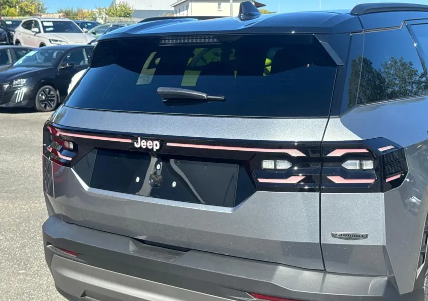 Vue arrière du Jeep Compass 2026 Yosemite avec toit noir, feux arrière LED et badge Summit visible côté droit.