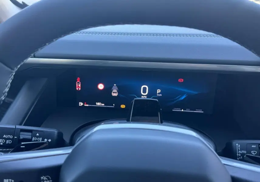 Vue du tableau de bord numérique du Jeep Compass 2026, affichage moderne avec écran couleur et volant partiellement visible.