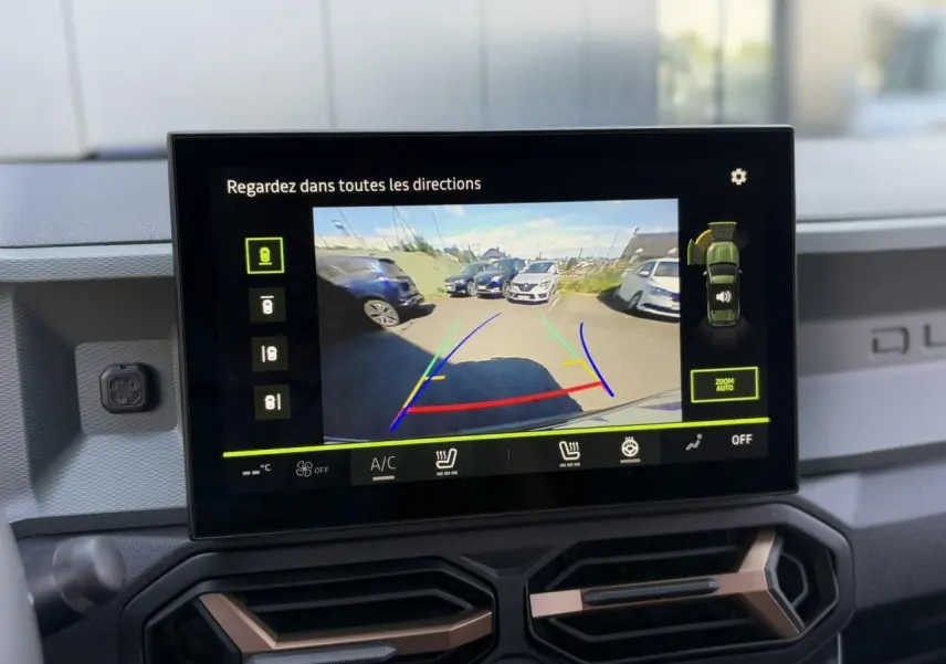 Écran tactile intérieur du Dacia Duster 2025 montrant l'affichage de la caméra 360° en marche arrière.