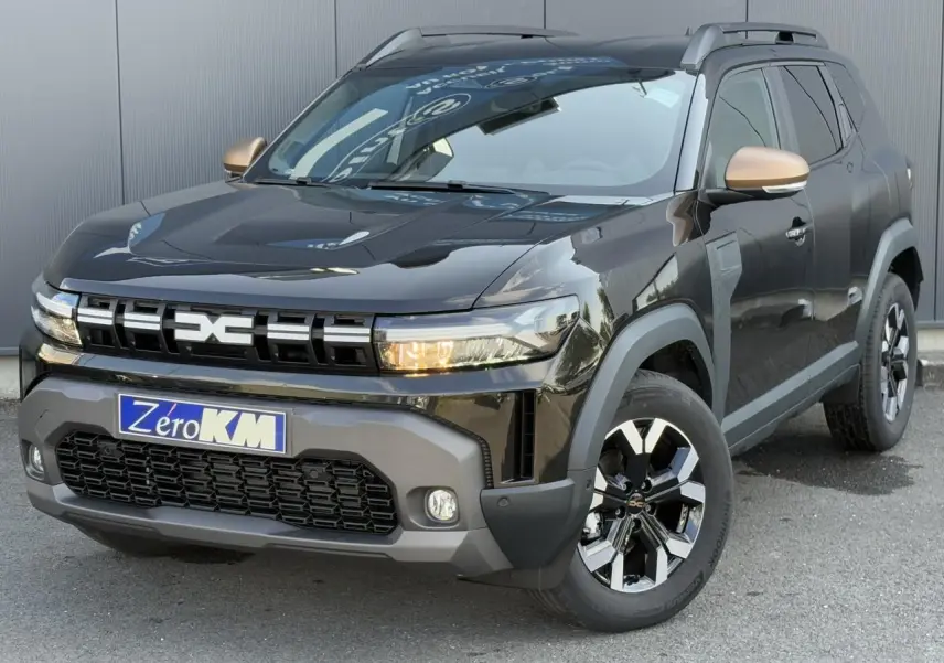 Vue 3/4 avant droite du Dacia Duster 2025 noir nacré avec coques de rétroviseur brun cuivré et jantes alliage 17 pouces.