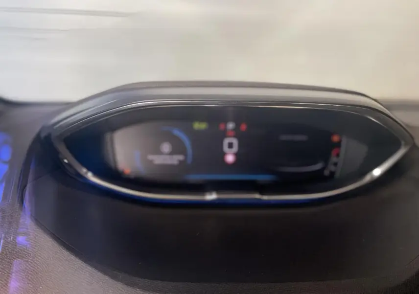 Affichage numérique du combiné tête haute du Peugeot 5008 2024, vue rapprochée du tableau de bord noir.