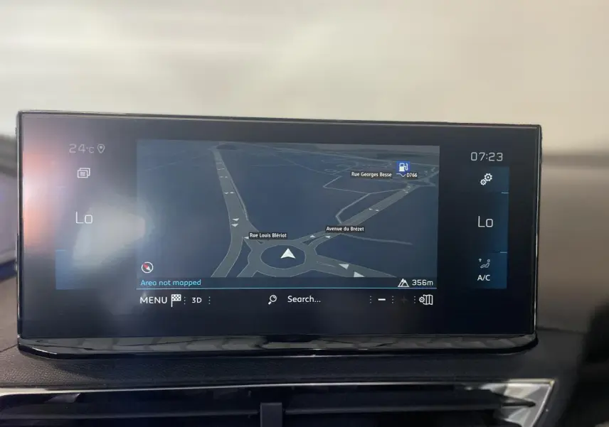 Écran tactile 10 pouces du Peugeot 5008 2024 affichant la navigation 3D et la climatisation automatique en mode bas.