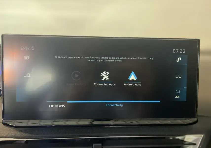 Écran tactile central du Peugeot 5008 2024 affichant les options Apple CarPlay et Android Auto dans l'habitacle.