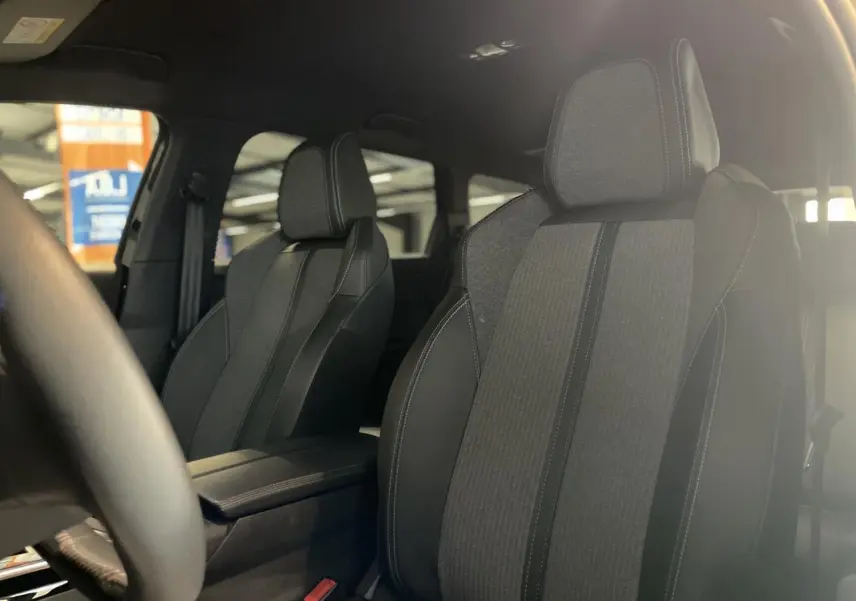 Gros plan sur les sièges avant en TEP et tissu Colyn du Peugeot 5008 2024, ambiance intérieure noire Mistral.