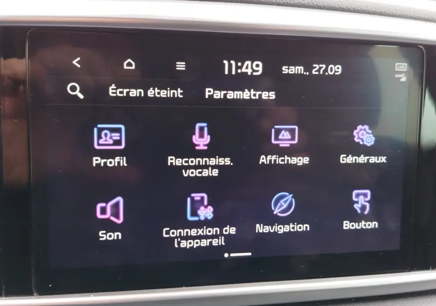 Écran tactile du système multimédia du Kia Sportage 2022 affichant les paramètres de profil, son et navigation.