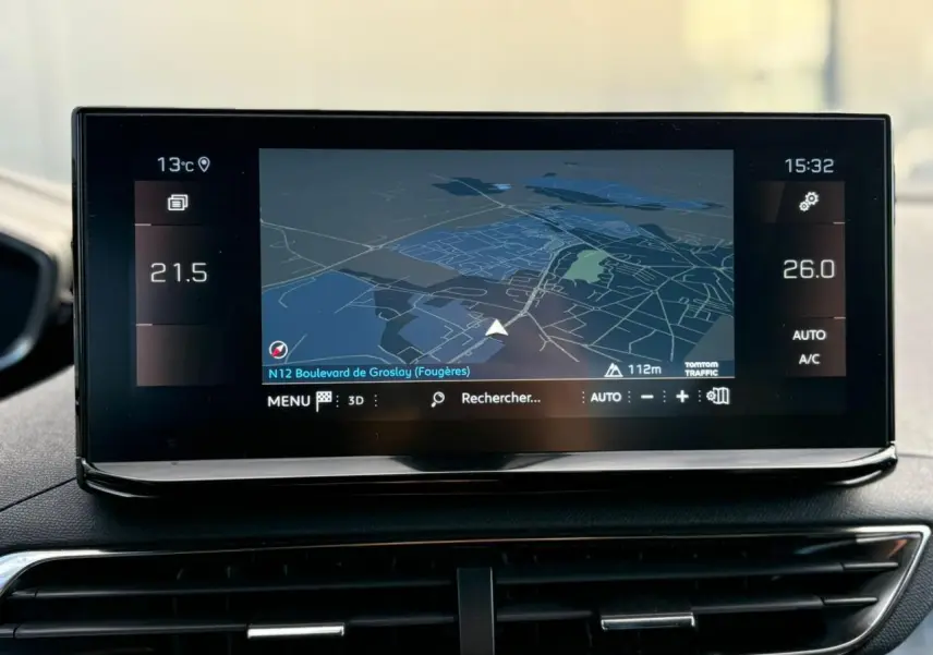 Écran tactile 10 pouces du GPS du Peugeot 3008 GT, vue frontale du tableau de bord intérieur.