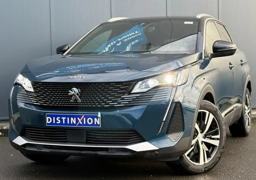 Peugeot 3008 Bleu Célèbes vue 3/4 avant droit avec calandre noire et jantes alliage bicolores.
