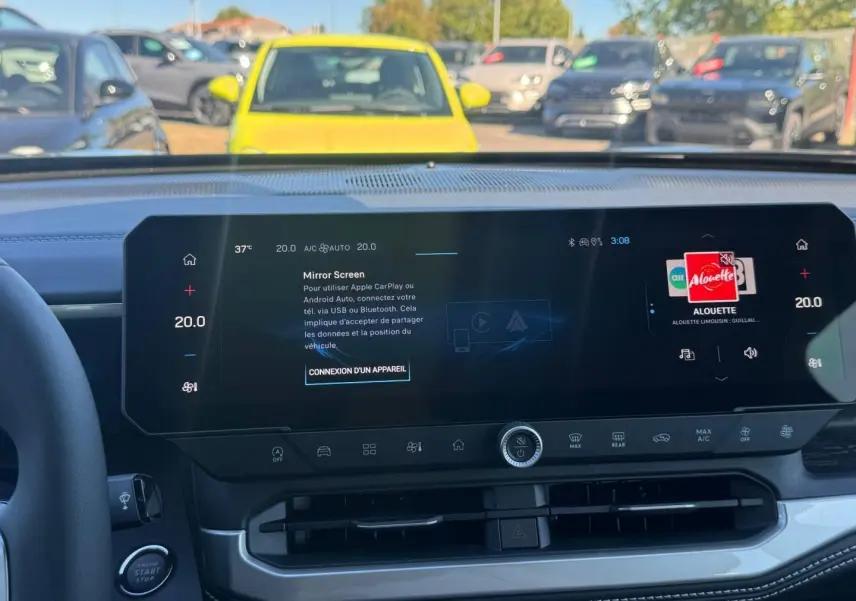 Vue intérieure du tableau de bord du Jeep Compass 2026 avec écran tactile large et affichage des commandes climatisation.