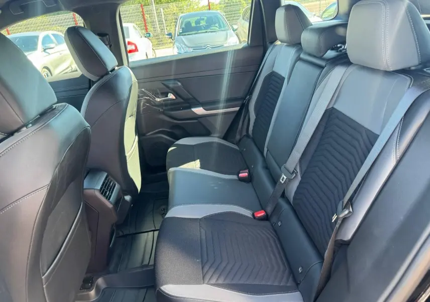 Vue intérieure côté droit sur la banquette arrière tissu gris et anthracite du Jeep Compass 2026.