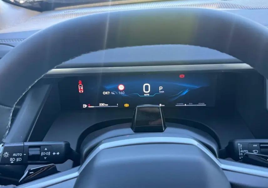 Vue intérieure du tableau de bord numérique du Jeep Compass 2026, affichage clair avec compteur central et commandes au volant.