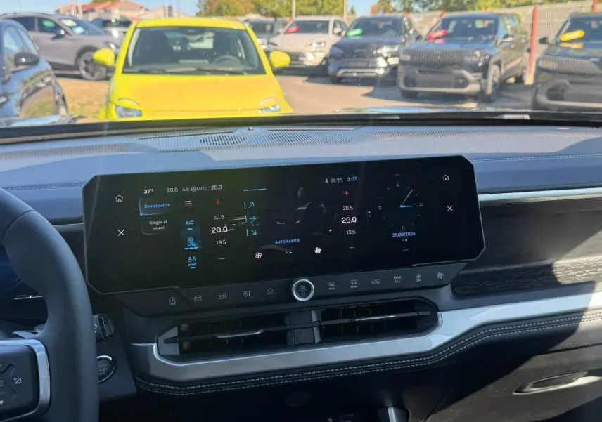 Vue intérieure du tableau de bord du Jeep Compass 2026 avec écran tactile large et volant partiel visible.