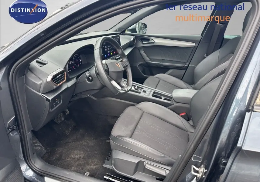 Intérieur avant droit de la CUPRA LEON ST 2024 en gris Magnetic Metal avec sièges en cuir noir et tableau de bord moderne.