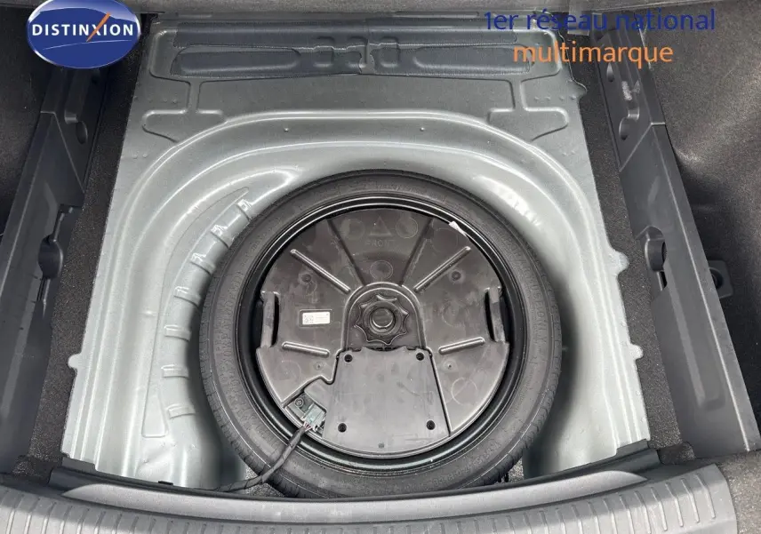 Roue de secours dans le coffre d'une CUPRA LEON ST 2024 gris magnetic metal, vue plongeante sur le rangement intérieur.