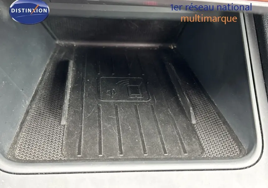 Plateau de recharge sans fil noir dans l'habitacle d'une CUPRA LEON ST gris magnetic metal 2024.