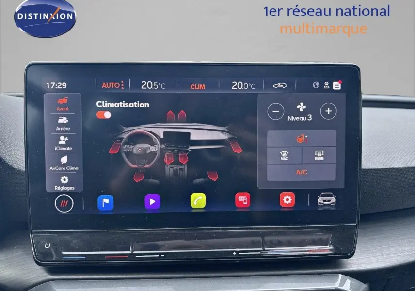 Écran tactile central affichant la climatisation du CUPRA LEON ST gris, vue rapprochée de l'intérieur moderne.