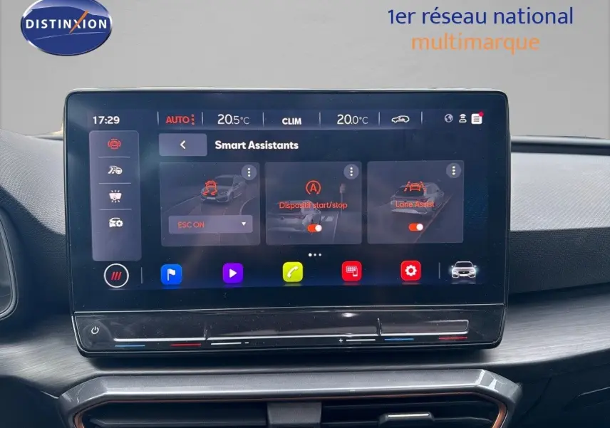 Écran tactile central du tableau de bord de la CUPRA LEON ST 2024 en gris magnetic metal, affichant les assistants intelligents.