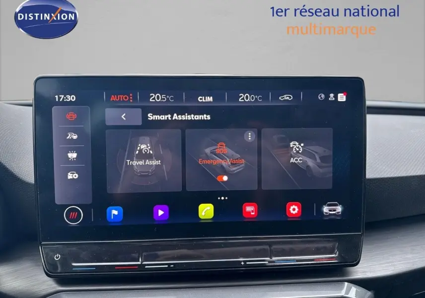 Écran tactile central affichant les assistants intelligents dans l'habitacle moderne d'une CUPRA LEON ST gris magnetic metal.