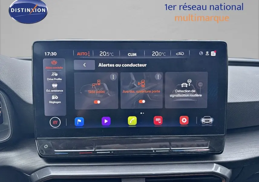 Écran tactile central affichant les alertes au conducteur dans l'habitacle d'une CUPRA LEON ST 2024.