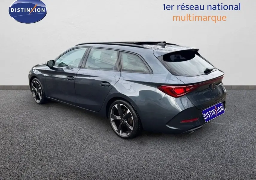 Vue 3/4 arrière droite d'une CUPRA LEON ST 2024 gris magnetic metal avec jantes biton et toit ouvrant panoramique.