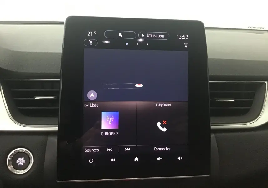 Écran tactile Easy Link 7'' du Renault Captur 2024, affichant navigation et options multimédia, avec bouton Start Engine à gauche.