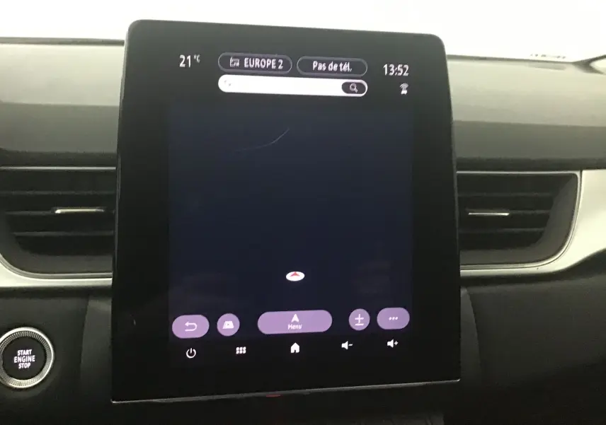 Écran tactile central Easy Link 7 pouces du tableau de bord du Renault Captur 2024, interface en navigation.