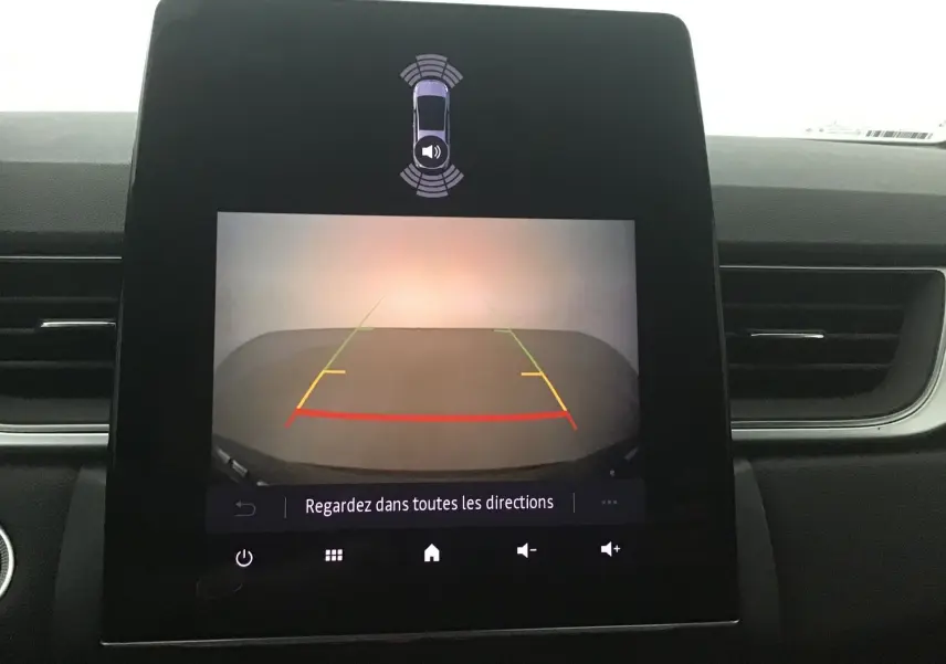 Écran central du Renault Captur 2024 montrant la caméra de recul avec lignes de guidage colorées et alertes sonores.