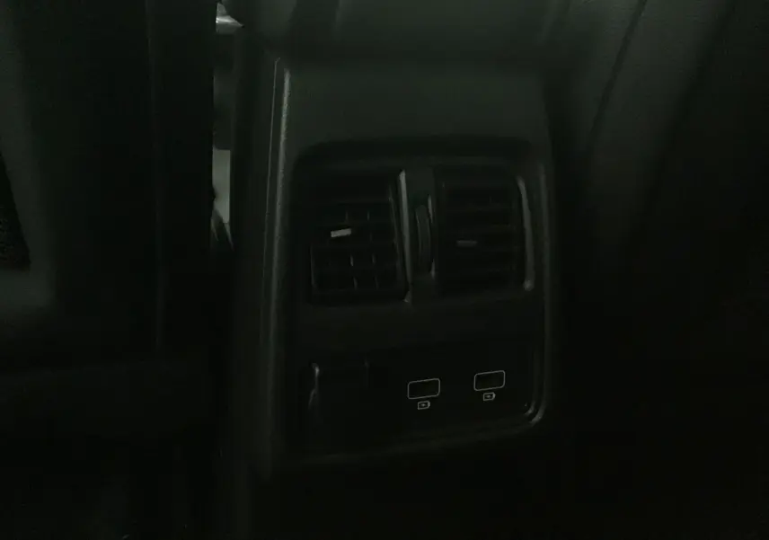 Prise en gros plan des aérateurs arrière et ports USB du Renault Captur 2024 gris cassiopée/noir, version 1.0 TCE 90 Techno.