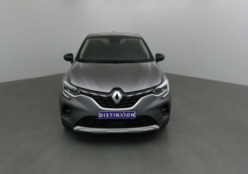 Renault Captur 2024 gris Cassiopée vue de face, avec logo Renault proéminent et plaque Distinxion.