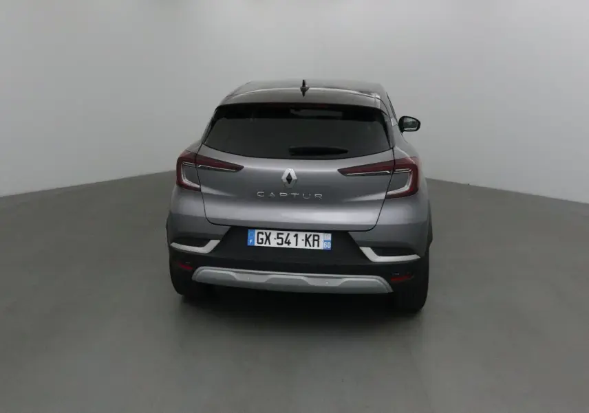 Vue arrière du Renault Captur gris Cassiopée avec toit noir, feux LED et plaque d'immatriculation française.