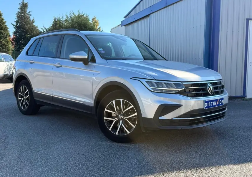 Volkswagen Tiguan 1.5 TSI argent en 3/4 avant droit, avec jantes alliage et calandre noire distinctive.