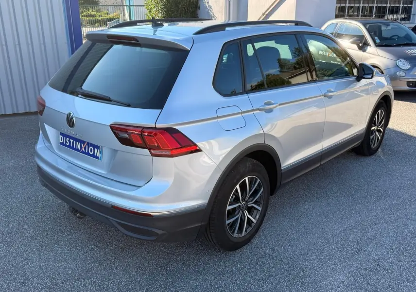 Volkswagen Tiguan 1.5 TSI 150ch Life argent, vue 3/4 arrière droit avec feux arrière LED et jantes alliage.
