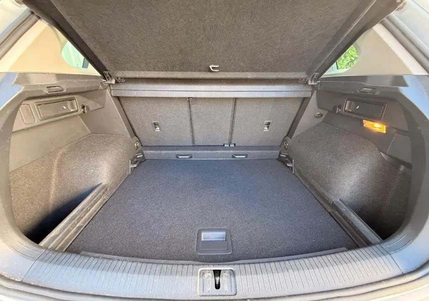 Coffre ouvert du Volkswagen Tiguan 1.5 TSI 150CH LIFE DSG7 2021 en reflet argent, montrant un espace de chargement propre et spacieux.