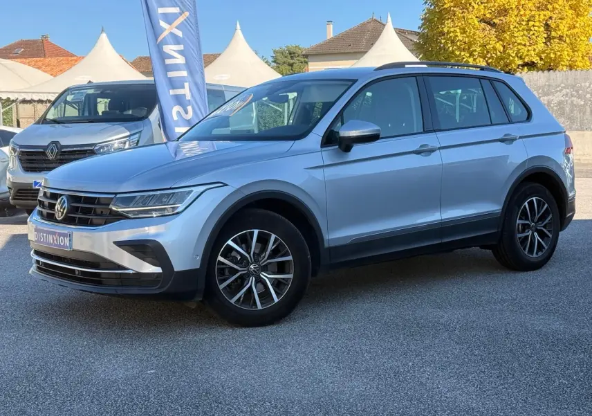 Volkswagen Tiguan 1.5 TSI 150ch Life DSG7 en reflet argent vu de profil côté gauche, avec jantes alliage et calandre noire.