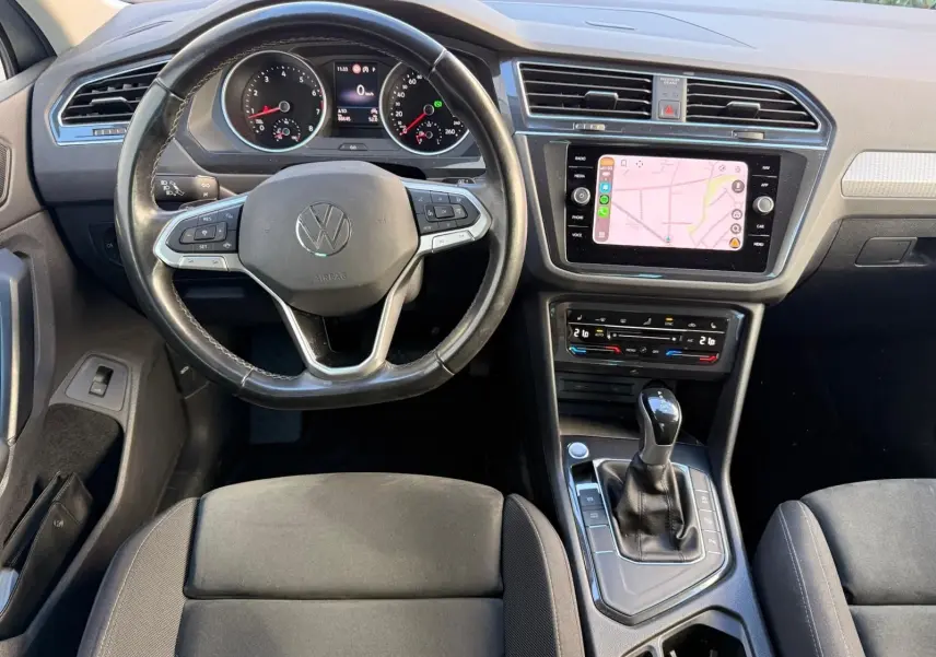 Vue intérieure du tableau de bord et volant noir d'un Volkswagen Tiguan 1.5 TSI 150CH LIFE DSG7 de 2021.